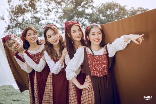 Smile-media-concept-co-gai-ha-lan