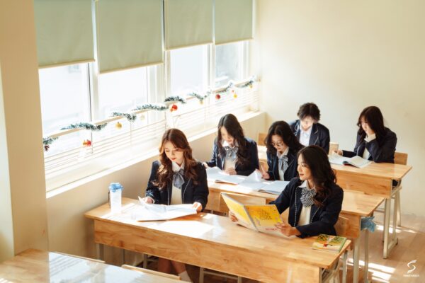 Chụp ảnh kỷ yếu trong lớp học