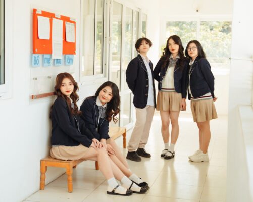 Chụp ảnh kỷ yếu với bạn thân