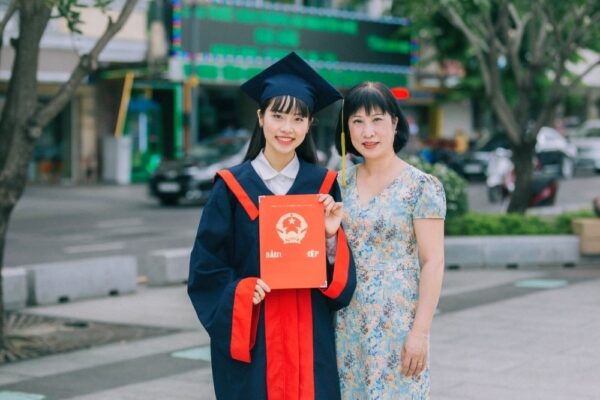 Chụp ảnh kỷ yếu cùng con