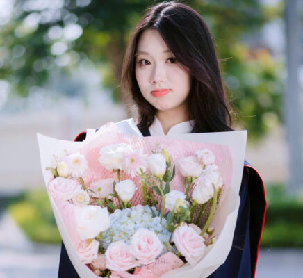 cách tạo dáng chụp ảnh kỷ yếu cho nữ